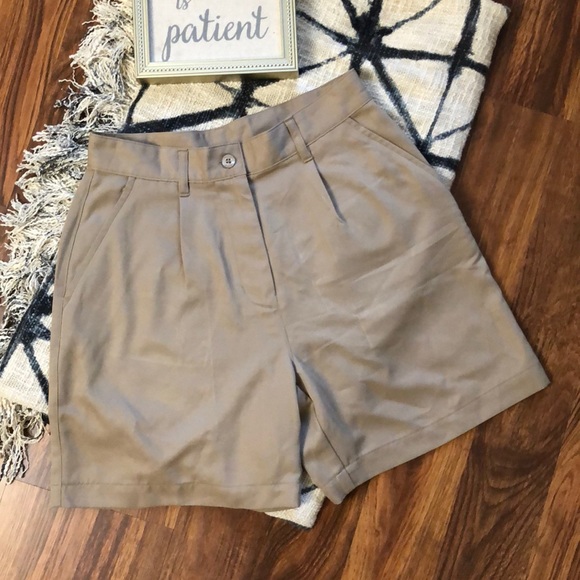 Nike Pants - Size 8 high waist khaki golf 🏌️‍♀️ shorts